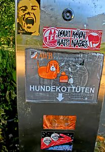 "The Screaming Cologne Dog Waste Bag Container" "Der Schreiende Kölner Hundekottütenbehälter"