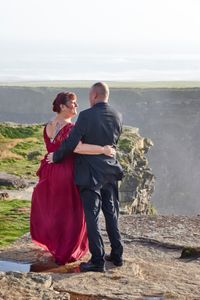 Couple sur les falaises Moher, Irlande
