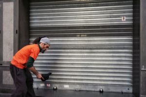 A man controls his charity hat, Naples 2015