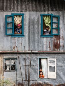 Trio à la fenêtre