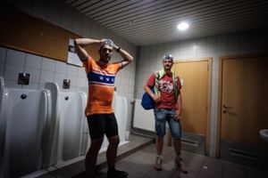 Levente Bagoly and Rene Bonn are waiting for their phones to charge before heading out to the starting line