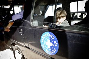 A boy in a Médecins du Monde car. © Tom Verbruggen
