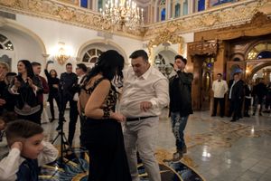 Guests dancing at “Gran Hotel La Sonrisa”, Sant’Antonio Abate during the wedding party.