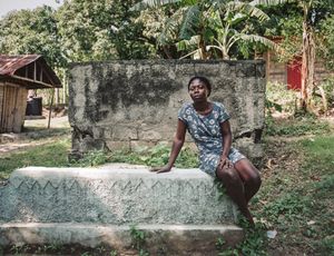 Mirielle (25) - Kabare Baobe, Haiti - " Boire dans une tête de mort, c'est un anti-poison.."