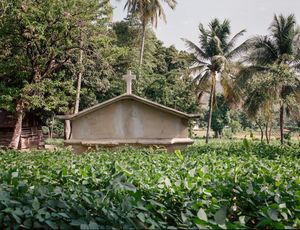 Kabare - Dans un champ de la région de Leogan se dresse un caveau familial de la diaspora haitienne. Un grand nombre de ces familles, vivant à l'étranger, achètent des terrains afin de pouvoir assurer le retour à la terre et le repos éternel de leurs proches.