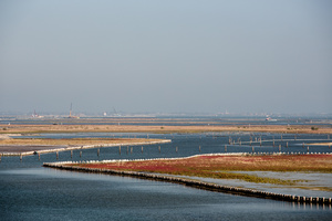 An extensive reconstruction work is underway in the south Venetian lagoon to rebuild salt marshes and reinforce their shores to protect them from waves that erode them and eventually destroy them.