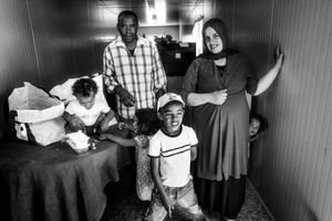 78% of the migrants who arrive by boat recive international protection and then a passport that allows them to travel with a three-month visa to any other EU country; few of them, however, will return. This was not the case of this family from Libya who tried to settle in Sweden but was found with an exiperd visa and sent back. Now they live in “Hal Far – container city”.