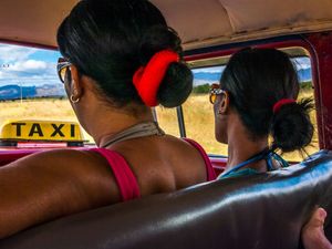 Magaly y Dafne en el Taxi