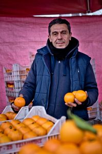 Orangenverkäufer auf dem Wochenmarkt