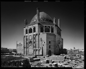 Mausoleum of Il-khan Őljeitű (1280-1316 AD) at Soltaniyeh, Zanjan Province, Iran, 2014.
