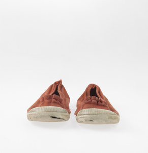 # 06/red pumps