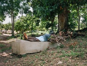 Rosemaid Joinville (56) - Kabare, Haiti - "Quand il y a trop de monde dans le caveau, on peut retirer les ossements. Après les avoir nettoyés, on les conserve dans un gallon".