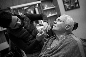 Shaving with a machete at the barbershop, Long Bazaar, Sakarya, 11.3.2020