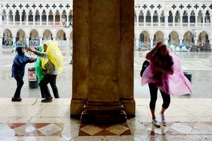 COLORFUL RAINY DAYS IN VENICE 05