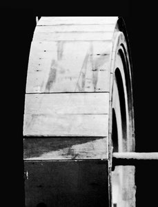 Single Non-Rotating Compact Wheel