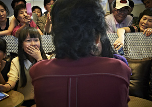 In a coffee shop in a fast-food restaurant, a young girl suddenly recognized her.The young girl was completely starstruck, and she was not alone.