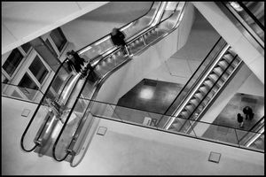 Crossing escalator