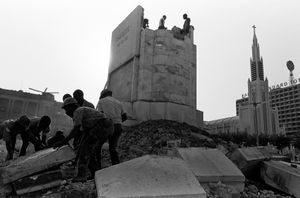 Demolição de estátuas portuguesas