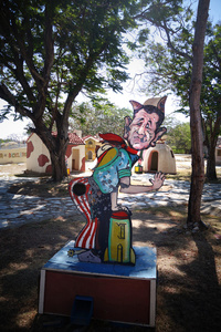 Statue of GW Bush in Parque Fantasia, with a hole in his but