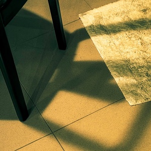 Lonely chair.  /La sedia, da sola.