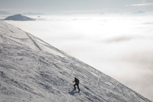 Skieur en route vers le sommet, Gruyère.