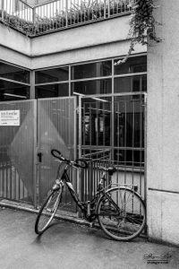A bike in an alley, Leopolstadt, Vienna