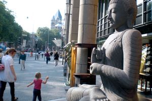 "Provisorischer Buddha" "Provisionally Buddha"