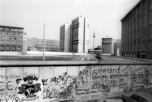 Berlin 1985, The Wall
