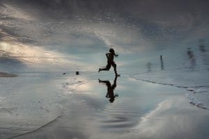 © Htet T San
