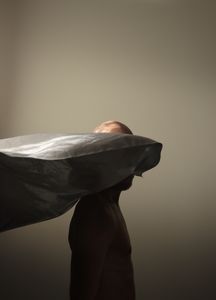 Corpo nella stanza dalle nuvole grigie