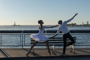 love affaire  in front of the liberty statue