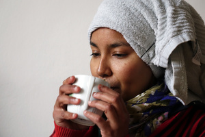portrait Aicha (drinking tea)