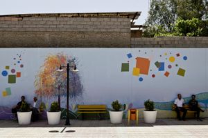 Park square in Erbil at the foot of the citadel. Sitting in the park on a bench is one of the Kurds' favourite pastimes. © Tom Verbruggen