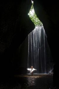 2 women 1 waterfall