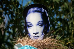 SCARECROWS, MARLENE DIETRICH