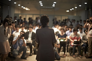 An official interview with journalists.