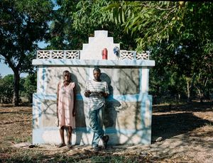 Guito Casamajor (40) et Carmen Casamajor (59) - Aquin, Haiti - Qui repose dans ce tombeau? Ma maman, ma tante et ma petite soeur ainsi que ma belle-fille - Pourquoi aimez vous aller sur cette tombe? "pour penser aux morts, réfléchir..." - Qui a dessiné ce monument? c'est mon mari Roger Joseph qui l'a dessiné en 2004