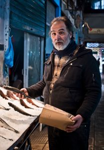 Fischverkäufer im Modiano Markt