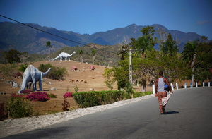 Local man walking past the Parque Fantasia