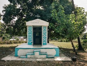 Kabare, Haiti - Caveau de la disapora haitienne.  " A la ville, on laisse les morts 2 à 3 ans puis on les vire pour d'autres... Ici, ils peuvent respirer!"