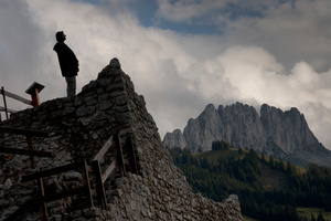 Touriste sur les ruines de la Ballavuarda.