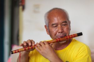 Duan is described as a "local legend" by friends and neighbours. He became blind at the age of 40 years after suffering glaucoma. He said "I felt bad because I could not see. I felt troubled because I was unable to do simple tasks". As a result of various therapeutic services, Duan now walks with a cane and has a cleaning job at a local college, where his daughter works as a teacher.