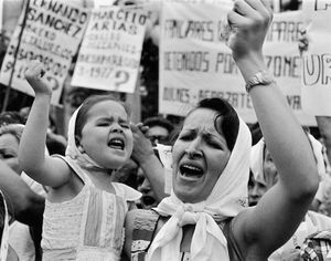 Mother and daughter Plaza de mayo, 1982 © Adriana Lestido, Rolf Art
