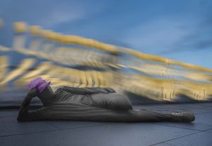 The reclining Mee