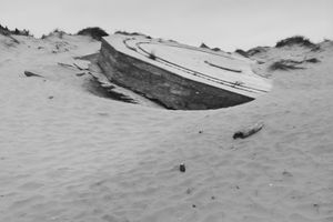 S’immobiliser. Guetter le moindre bruissement qui révélera la présence éventuelle d’un timide Extraterrestre resté là comme un naufragé du Temps, déçu de ce qu’il voit et préfère rester caché dans ce qu’il croit être une soucoupe volante simplement ensablée ?