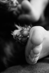 Lulu & Sarah, contact of their foot.
