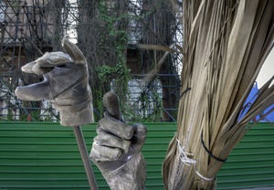 A street keepers gloves and broom along the Paseo del Prado.