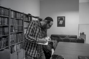Mike Mandel in the Itzhak Synagogue.
