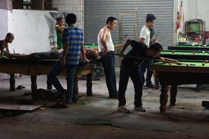 Casual Pool, Haikou Hainan, 2012 © Scott Conarroe