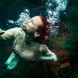 INSURGENT OPHELIA. A contemporary representation.